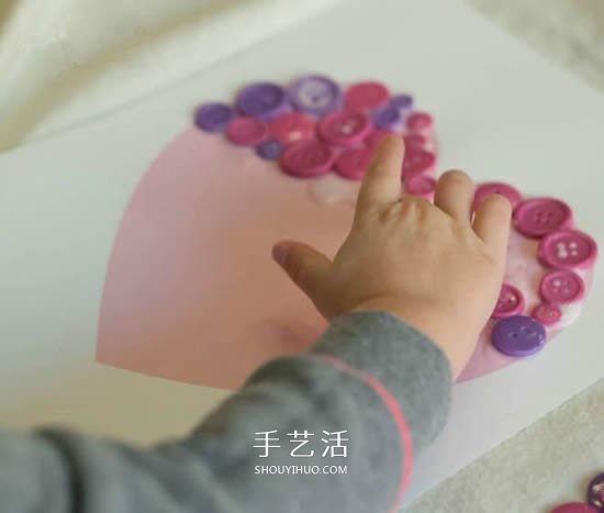 幼儿手工自制教师节纽扣拼贴爱心礼物的方法