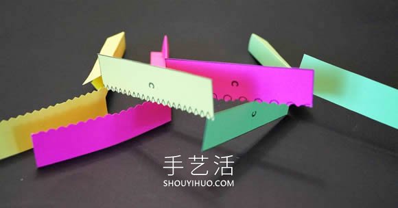 幼儿园用彩纸手工制作旋转飞机的做法教程