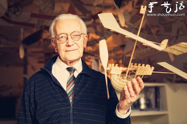 83岁老人手工制作的飞船模型