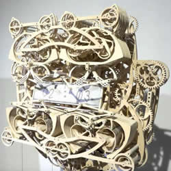 艺术系学生用四百片可动零件做成木头机械钟
