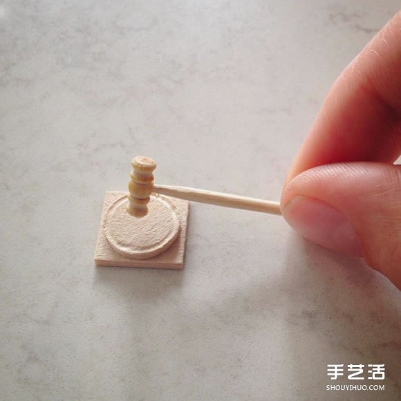 她辞退律师工作 只为完成制作微型家具的梦想