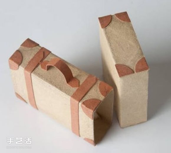 利用牛皮纸和火柴盒DIY制作迷你行李箱模型