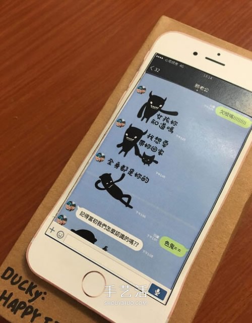 小伙子纸糊iPhone手机送女友 屏幕还能滑动！