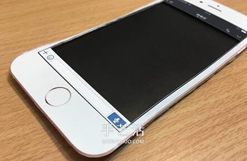 小伙子纸糊iPhone手机送女友 屏幕还能滑动！