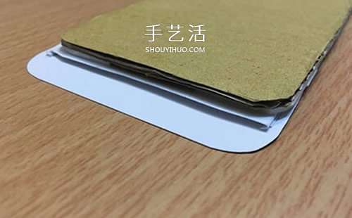 小伙子纸糊iPhone手机送女友 屏幕还能滑动！