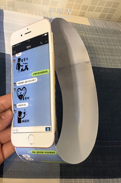 小伙子纸糊iPhone手机送女友 屏幕还能滑动！