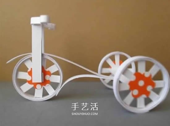卡纸手工制作三轮车模型的方法