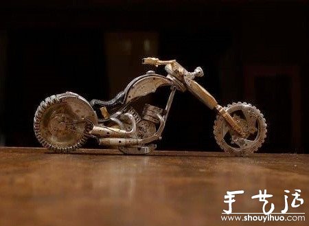 旧钟表零件DIY的摩托车模型
