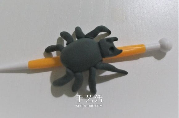 DIY万圣节装饰！蜘蛛网上发光的蜘蛛玩具制作