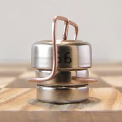 微型磁铁电机DIY 放上铜线就能悬空旋转！