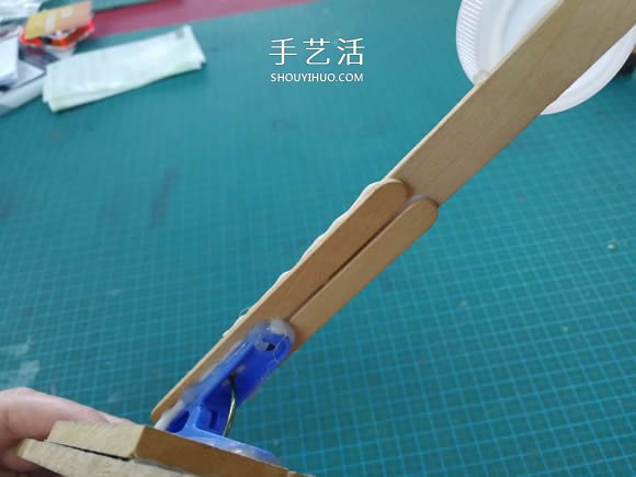 用衣夹制作投石车弹射器玩具的DIY教程