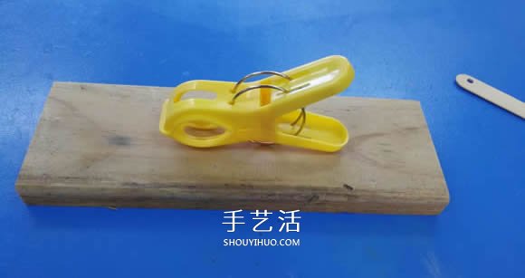 用衣夹制作投石车弹射器玩具的DIY教程