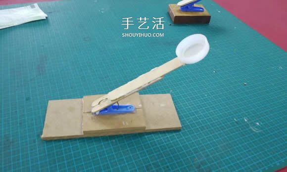 用衣夹制作投石车弹射器玩具的DIY教程