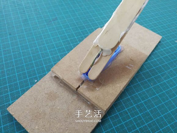 用衣夹制作投石车弹射器玩具的DIY教程