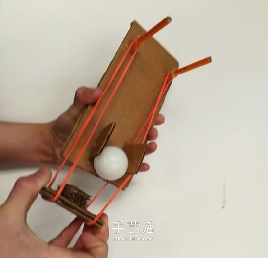硬纸板手工制作乒乓球弹射器玩具的方法