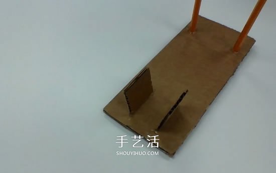 硬纸板手工制作乒乓球弹射器玩具的方法