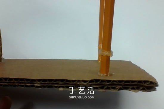 硬纸板手工制作乒乓球弹射器玩具的方法