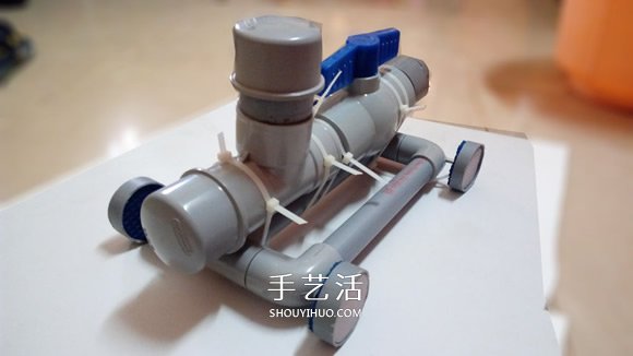 PVC管手工制作小苏打动力玩具车的教程