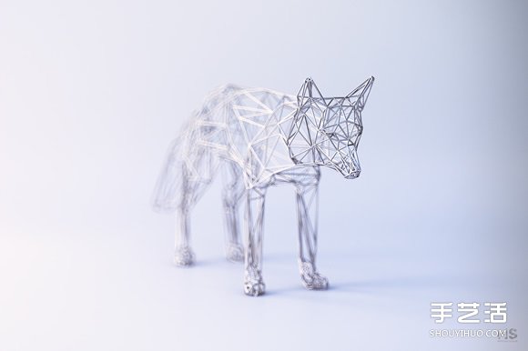 “金包银”铁丝雕塑 缠绕出动物的优雅灵魂