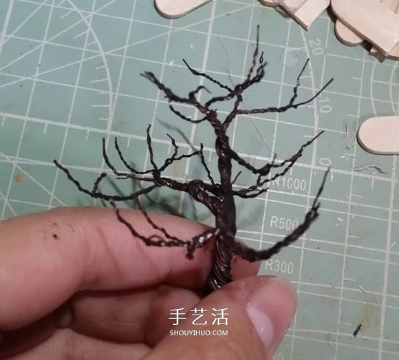 瞅瞅教你做：用细铁丝制作漂亮的大树装饰品