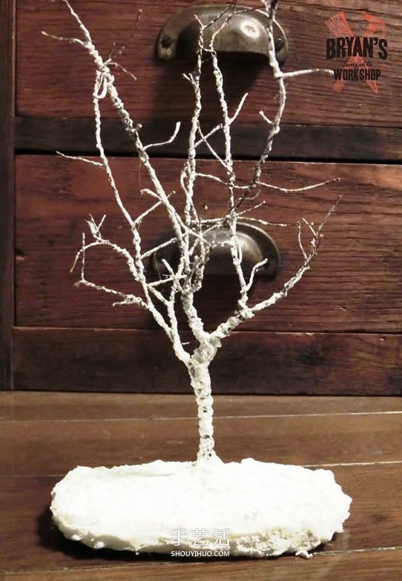 自制圣诞节光秃秃树木装饰的制作方法