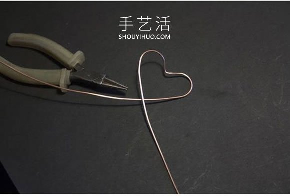 铜线手工制作爱心钥匙吊坠的做法教程