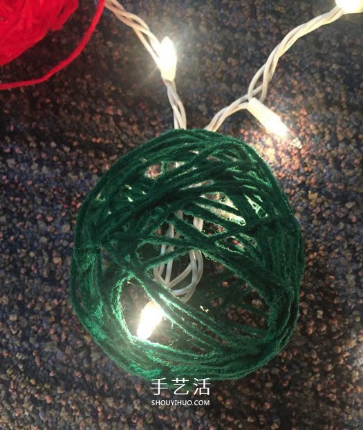 毛线手工制作圣诞灯饰的方法教程