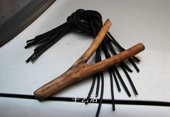 木叉弹弓制作方法过程 自制木头弹弓图解教程