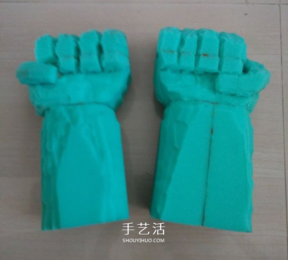 海绵手工制作绿巨人手套的方法