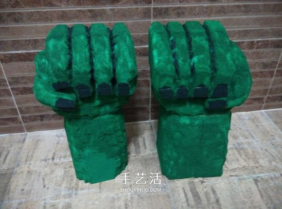 海绵手工制作绿巨人手套的方法
