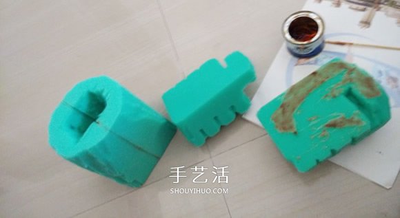 海绵手工制作绿巨人手套的方法