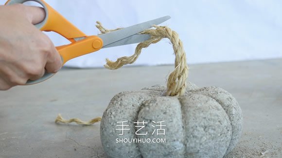 可以保存很久！DIY混凝土南瓜的方法