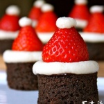 DIY好玩小甜点 草莓成圣诞帽子
