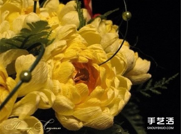 皱纹纸菊花的折法图解 黄菊花的做法过程教程