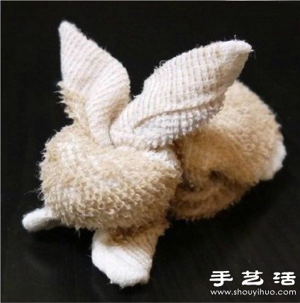 创意手工：用毛巾扎出一只兔子玩偶