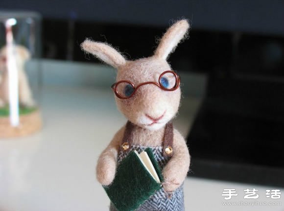羊毛毡手工制作的兔子老师