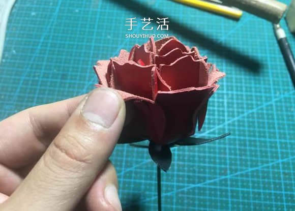 皮革手工制作红色玫瑰花的做法