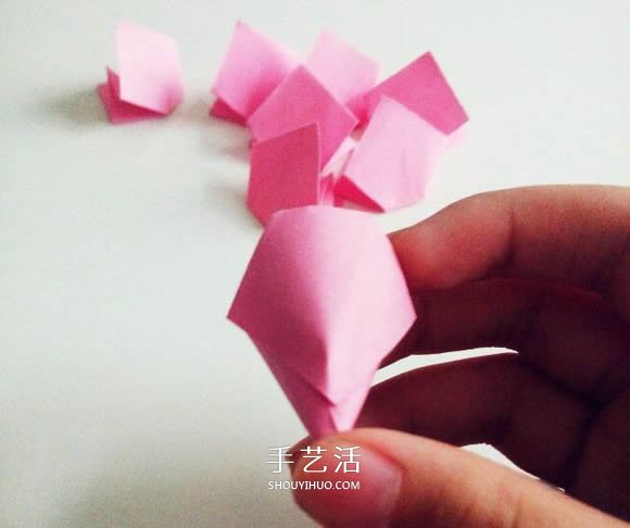 情人节红玫瑰折纸 美丽纸玫瑰花的折法图解