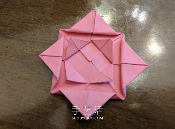 手工折纸扁平玫瑰花和叶子的折法图解