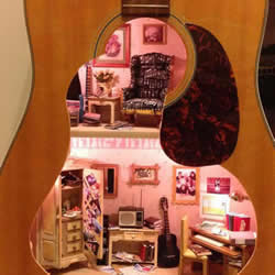 旧吉他改造娃娃屋 送给女儿的25岁生日礼物