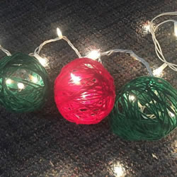 毛线手工制作圣诞灯饰的方法教程