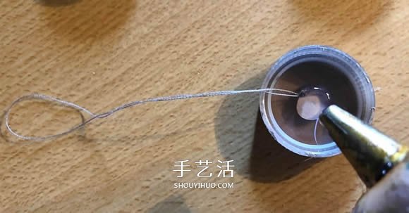 塑料瓶盖手工制作圣诞球挂饰的教程