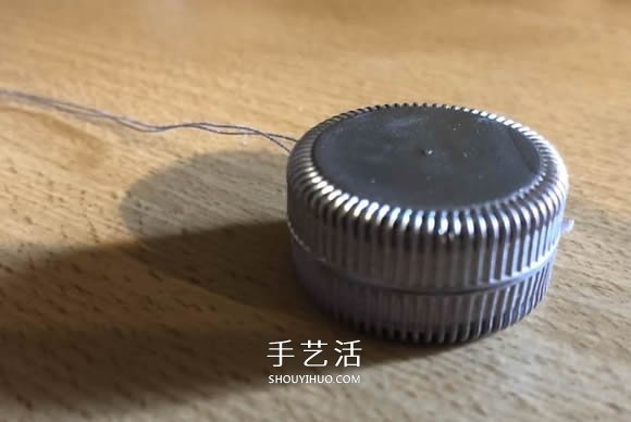 塑料瓶盖手工制作圣诞球挂饰的教程