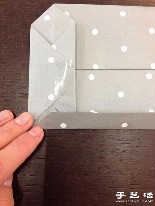 手工折纸制作经典的礼品包装袋