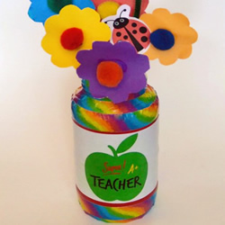 幼儿园教师节礼物DIY 用玻璃瓶制作美丽插花