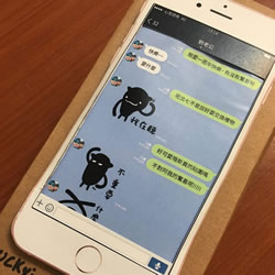 小伙子纸糊iPhone手机送女友 屏幕还能滑动！