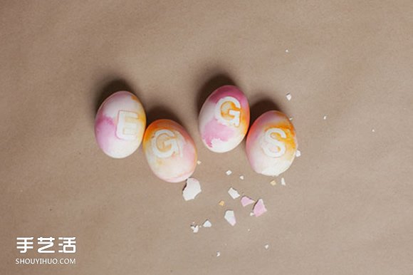 利用水彩彩绘和纹身贴纸DIY漂亮的鸡蛋装饰品