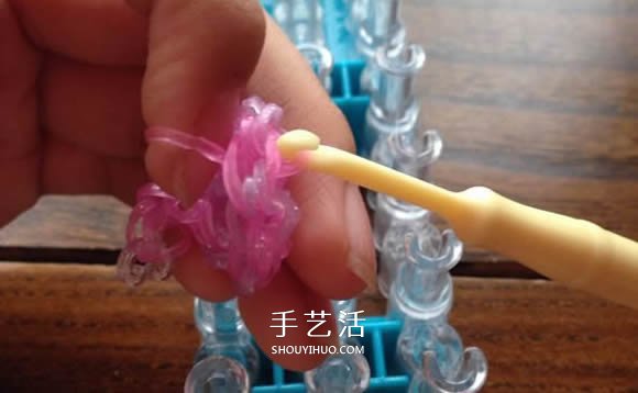 怎样用橡皮筋编织戒指 编成漂亮的花朵造型